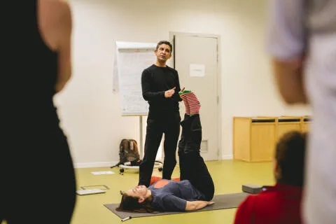 Manoj bhanot teaching yoga to students in Ghent studio